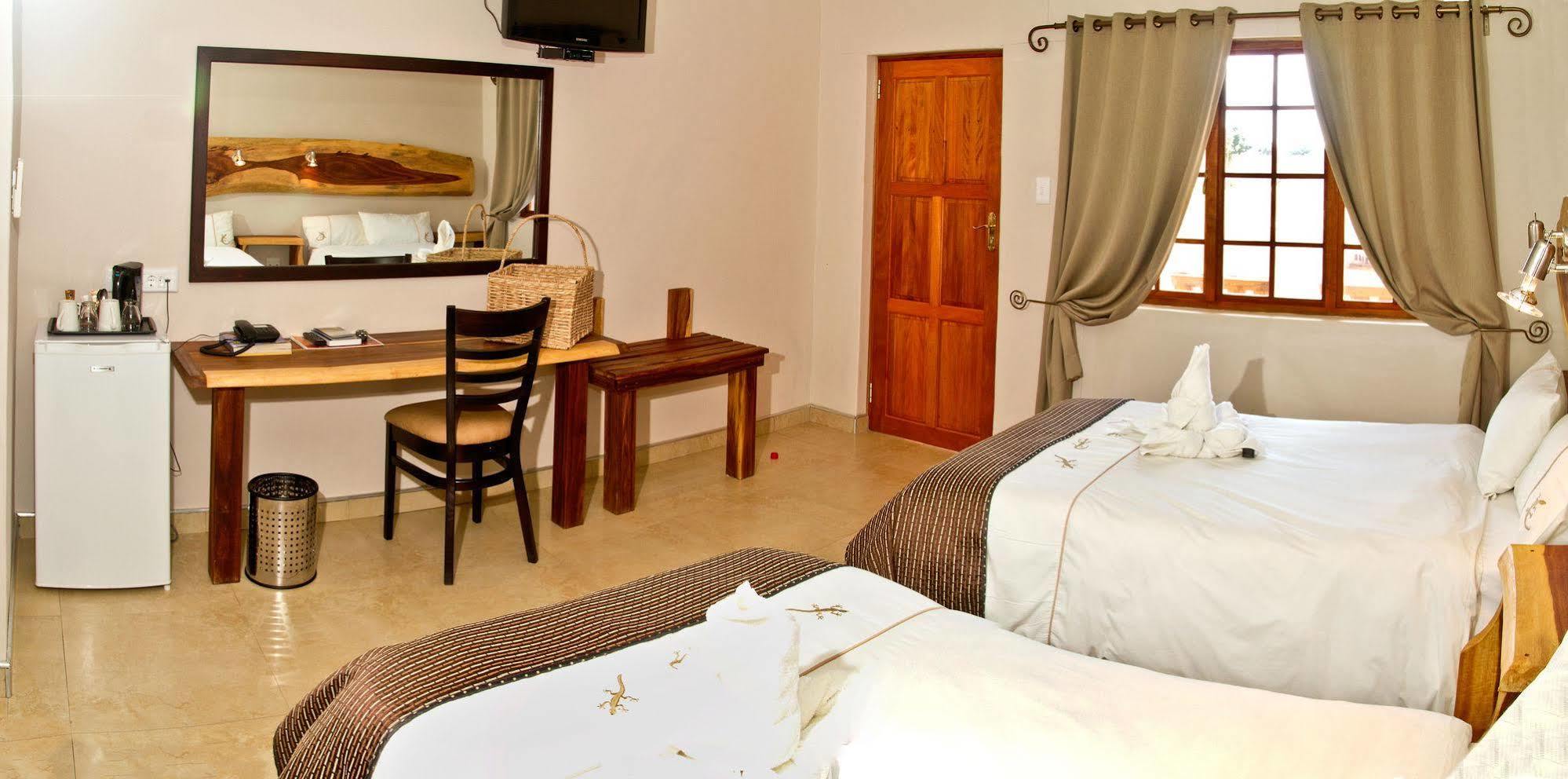 Cest Si Bon Hotel โอชิวารองโก ภายนอก รูปภาพ