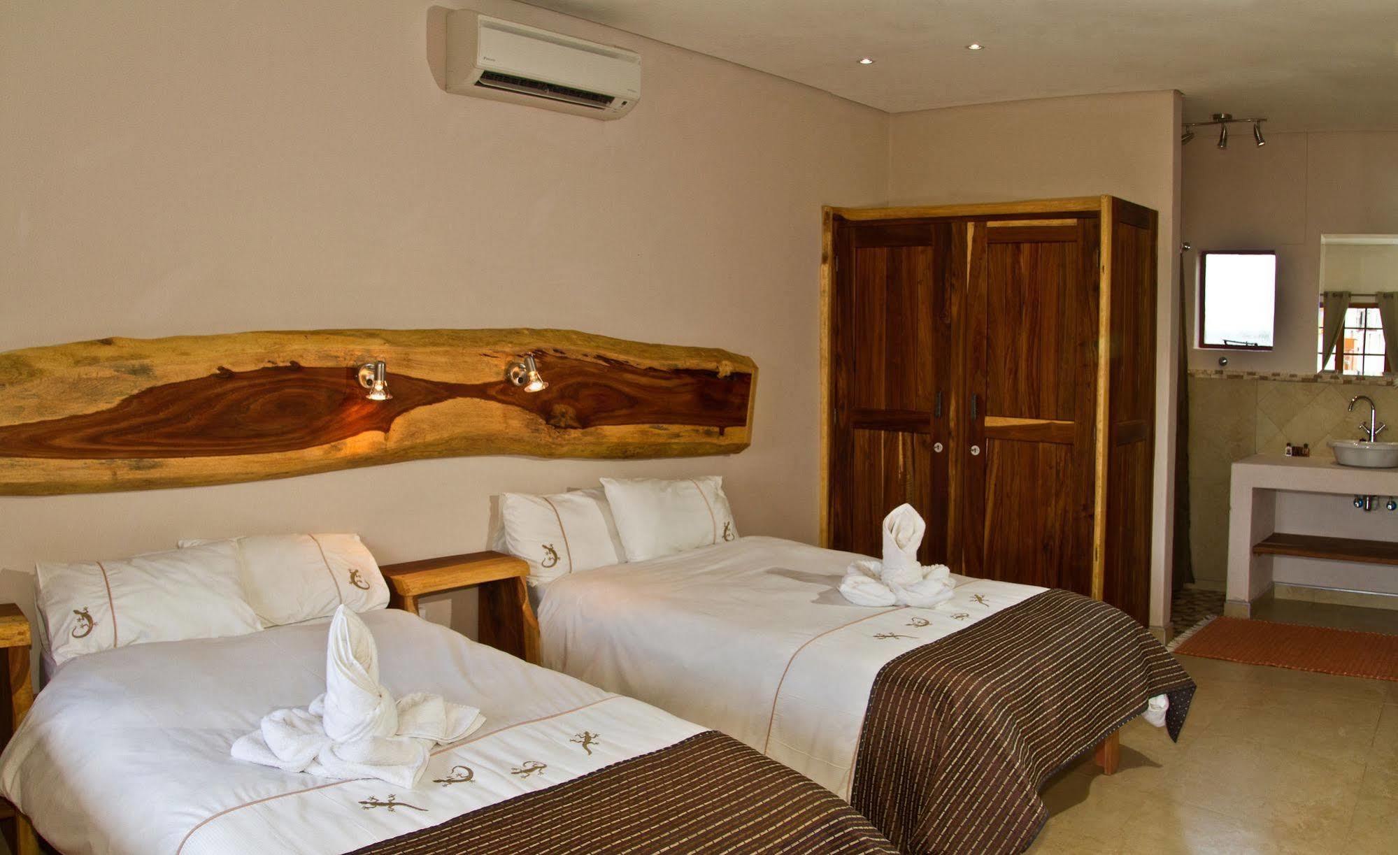Cest Si Bon Hotel โอชิวารองโก ภายนอก รูปภาพ