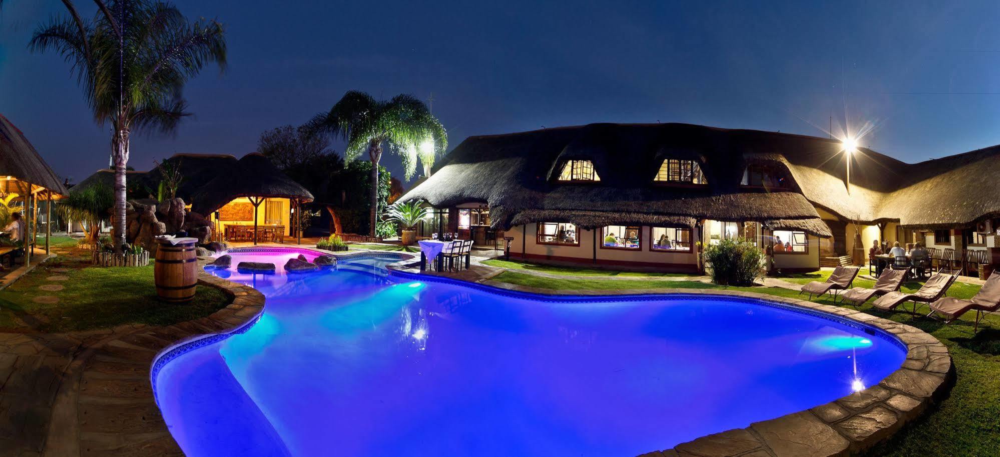 Cest Si Bon Hotel โอชิวารองโก ภายนอก รูปภาพ